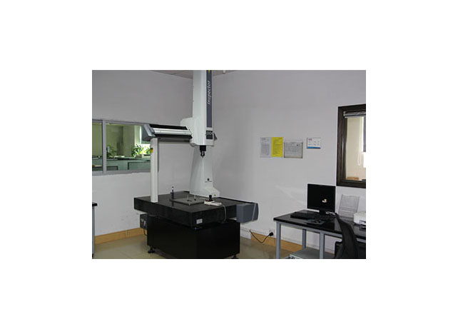 工程師審圖排除問(wèn)題，先進(jìn)檢測(cè)設(shè)備保證品質(zhì)